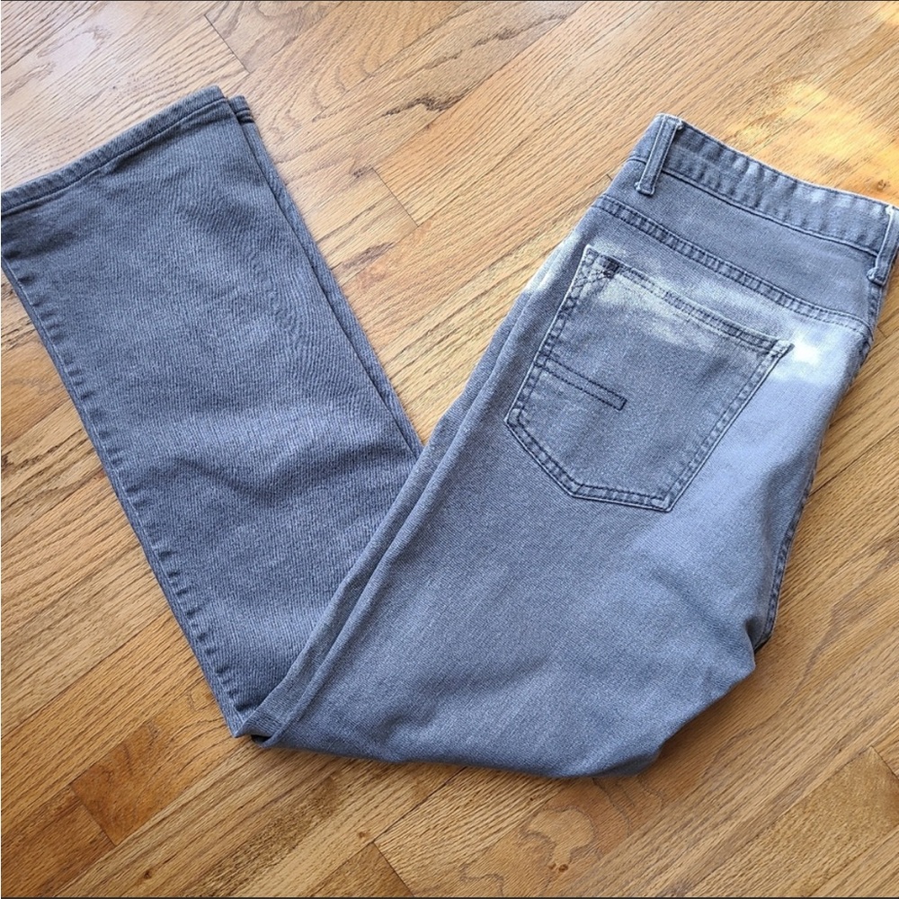 Mens Calvin Klein Straight Jean 32 x 30. Gray.